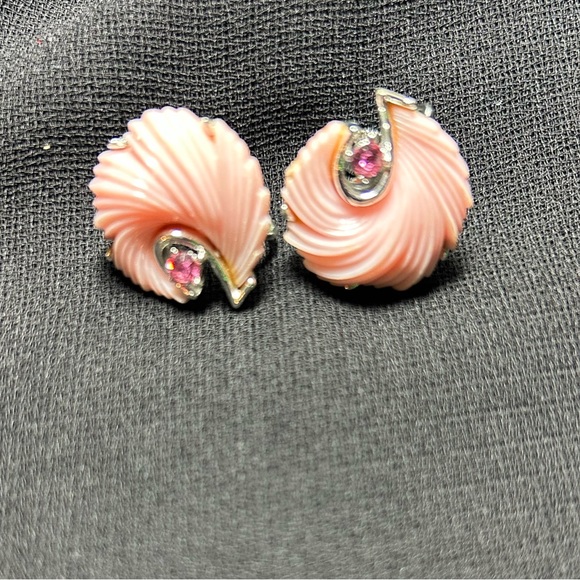 VTG Signed Beautiful Pink Plastic and Silver Metal screw back earrings. Lisner. - Picture 4 of 7